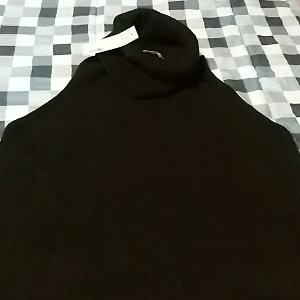 Sleeveless turtle neck pullover